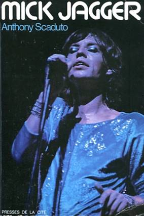 Ein Bild, das Text, Menschliches Gesicht, Kleidung, Mikrofon enth�lt.

Automatisch generierte Beschreibung