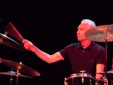 Ein Bild, das Musik, Musikinstrument, Schlaginstrument, Darbietung enth�lt.

Automatisch generierte Beschreibung