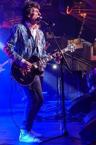 Ein Bild, das Konzert, Musikinstrument, Musiker, Darbietung enth�lt.

Automatisch generierte Beschreibung