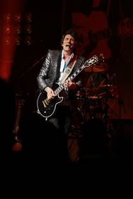 Ein Bild, das Musikinstrument, Konzert, Musiker, Musik enth�lt.

Automatisch generierte Beschreibung