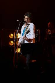 Ein Bild, das Konzert, Kleidung, Mikrofon, Musiker enth�lt.

Automatisch generierte Beschreibung