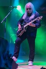 Ein Bild, das Konzert, Musikinstrument, Kleidung, Darbietung enth�lt.

Automatisch generierte Beschreibung