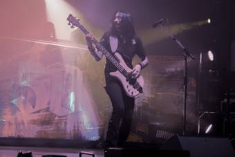 Ein Bild, das Konzert, Musikinstrument, Darbietung, Rockkonzert enth�lt.

Automatisch generierte Beschreibung