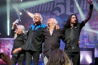 Ein Bild, das Person, Kleidung, Konzert, Menschliches Gesicht enth�lt.

Automatisch generierte Beschreibung