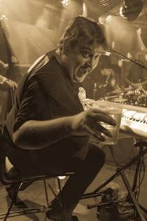 Ein Bild, das Konzert, Kleidung, Person, Musikinstrument enth�lt.

Automatisch generierte Beschreibung