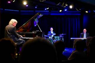 Ein Bild, das Musik, Person, Musikinstrument, Konzert enth�lt.

Automatisch generierte Beschreibung