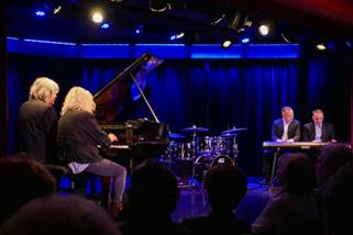 Ein Bild, das Musik, Musikinstrument, Person, Im Haus enth�lt.

Automatisch generierte Beschreibung