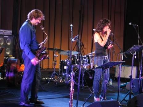 Ein Bild, das Musikinstrument, Konzert, Musiker, Musik enth�lt.

Automatisch generierte Beschreibung