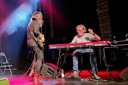 Ein Bild, das Konzert, Unterhaltung, Klavier, Darbietung enth�lt.

Automatisch generierte Beschreibung