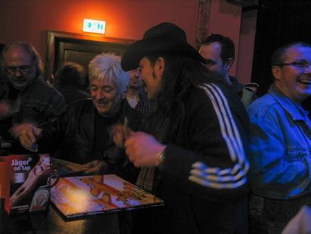 Ein Bild, das Kleidung, Person, Menschliches Gesicht, Mann enth�lt.

Automatisch generierte Beschreibung