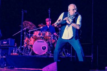 Ein Bild, das Konzert, Musikinstrument, Darbietung, Musiker enth�lt.

Automatisch generierte Beschreibung