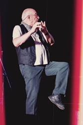 Ein Bild, das Kleidung, Person, Mikrofon, Konzert enth�lt.

Automatisch generierte Beschreibung