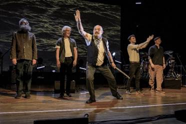 Ein Bild, das Kleidung, Person, Konzert, Schuhwerk enth�lt.

Automatisch generierte Beschreibung