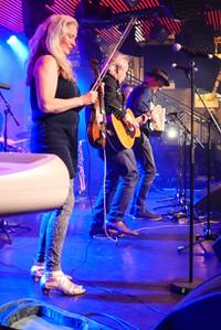 Ein Bild, das Konzert, Musikinstrument, Person, Musiker enth�lt.

Automatisch generierte Beschreibung