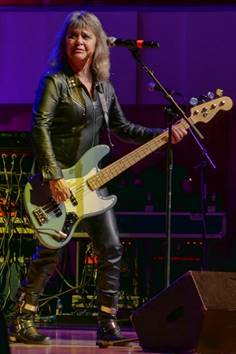 Ein Bild, das Person, drinnen, Wand, Schl�ger enth�lt.

Automatisch generierte Beschreibung