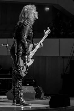 Ein Bild, das Person, Wand, haltend, drinnen enth�lt.

Automatisch generierte Beschreibung