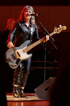 Ein Bild, das drinnen, Wand, Person enth�lt.

Automatisch generierte Beschreibung