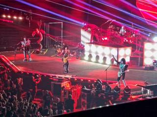 Ein Bild, das Unterhaltung, B�hne, Darbietung, Konzert enth�lt.

Automatisch generierte Beschreibung