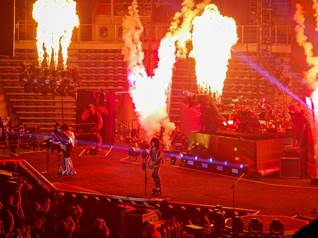 Ein Bild, das Konzert, Feuerwerk, Feuer, Unterhaltung enth�lt.

Automatisch generierte Beschreibung