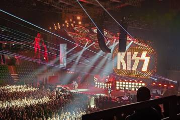 Ein Bild, das Konzert, Musik, Unterhaltung, B�hne enth�lt.

Automatisch generierte Beschreibung