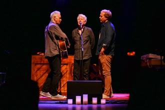 Ein Bild, das Kleidung, Person, Theater, Mann enth�lt.

Automatisch generierte Beschreibung