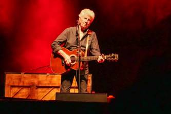 Ein Bild, das Konzert, Musiker, Person, Darbietung enth�lt.

Automatisch generierte Beschreibung