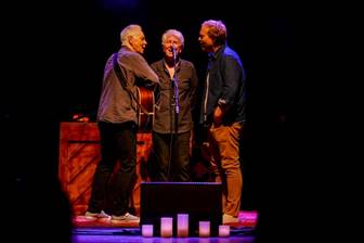 Ein Bild, das Kleidung, Person, Mann, Theater enth�lt.

Automatisch generierte Beschreibung