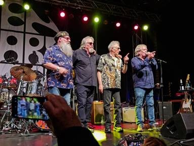 Ein Bild, das Konzert, Person, Kleidung, Musikinstrument enth�lt.

Automatisch generierte Beschreibung