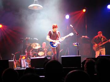 Ein Bild, das Konzert, Darbietung, Unterhaltung, Musikinstrument enth�lt.

Automatisch generierte Beschreibung