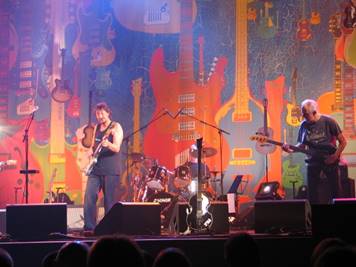 Ein Bild, das Konzert, Musikinstrument, Darbietung, Unterhaltung enth�lt.

Automatisch generierte Beschreibung