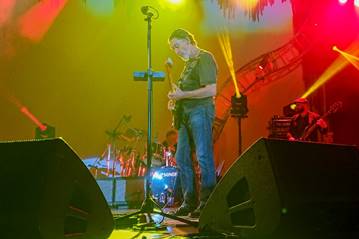 Ein Bild, das Konzert, Darbietung, Musikinstrument, Rockkonzert enth�lt.

Automatisch generierte Beschreibung