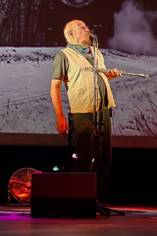 Ein Bild, das Konzert, Kleidung, Person, Mikrofon enth�lt.

Automatisch generierte Beschreibung