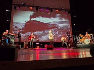 Ein Bild, das Konzert, B�hne, Unterhaltung, B�hnenausstattung enth�lt.

Automatisch generierte Beschreibung