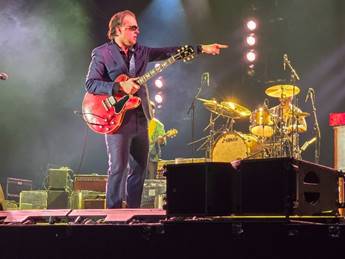 Ein Bild, das Konzert, Musikinstrument, Darbietung, Musiker enth�lt.

Automatisch generierte Beschreibung