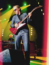 Ein Bild, das Musikinstrument, Konzert, Kleidung, Saiteninstrument enth�lt.

Automatisch generierte Beschreibung