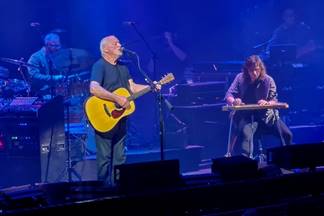 Ein Bild, das Musikinstrument, Konzert, Musiker, Darbietung enth�lt.

Automatisch generierte Beschreibung