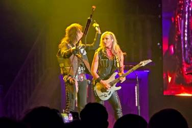 Ein Bild, das Konzert, Darbietung, Unterhaltung, Musikinstrument enth�lt.

Automatisch generierte Beschreibung