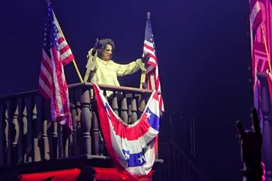 Ein Bild, das Flagge, Person, drau�en enth�lt.

Automatisch generierte Beschreibung