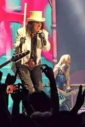 Ein Bild, das Konzert, Kleidung, Unterhaltung, Darbietung enth�lt.

Automatisch generierte Beschreibung