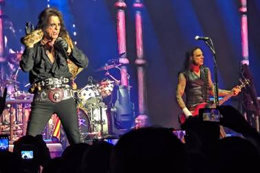 Ein Bild, das Konzert, Darbietung, Unterhaltung, Musiker enth�lt.

Automatisch generierte Beschreibung