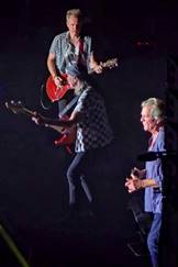 Ein Bild, das Kleidung, Konzert, Person, Gitarre enth�lt.

Automatisch generierte Beschreibung